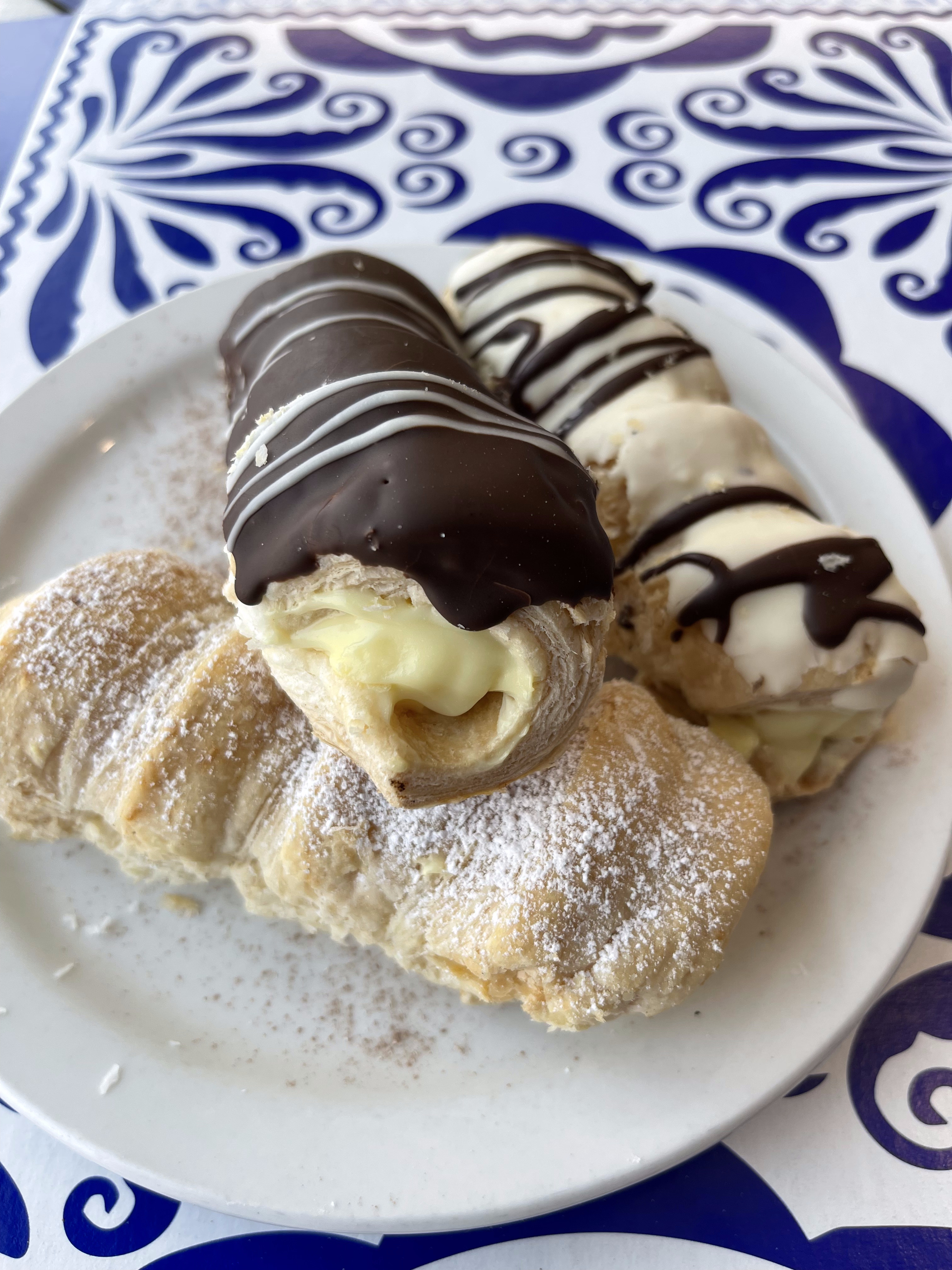Three cannolis